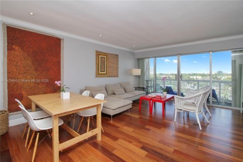 Condo in Miami, Florida, 1 bedroom  № 1926302 - photo 1