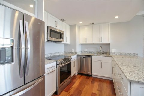 Condo in Miami, Florida, 1 bedroom  № 1926302 - photo 5