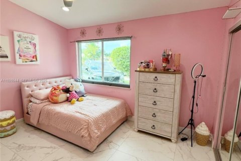 House in Davie, Florida 3 bedrooms, 190.91 sq.m. № 1989176 - photo 18