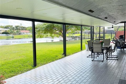 House in Davie, Florida 3 bedrooms, 190.91 sq.m. № 1989176 - photo 19