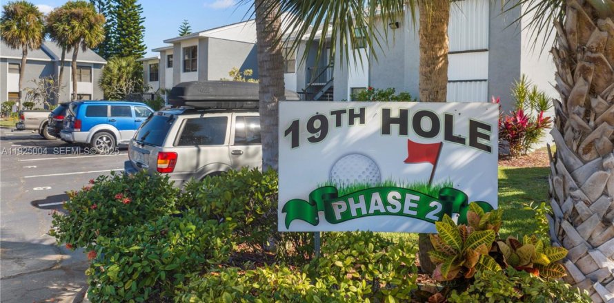 Кондоминиум с 5 комнатами в Мелборн, Флорида № 1983476