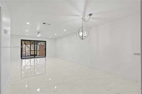 Adosado en venta en Pembroke Pines, Florida, 2 dormitorios, 112.78 m2 № 2001039 - foto 10