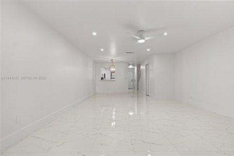 Adosado en venta en Pembroke Pines, Florida, 2 dormitorios, 112.78 m2 № 2001039 - foto 5