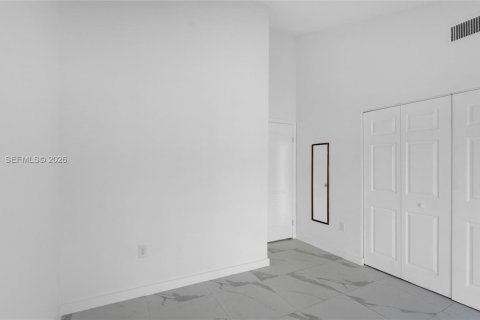 Снять в аренду таунхаус в Майами, Флорида 2 спальни, 76.92м2, № 1999152 - фото 18