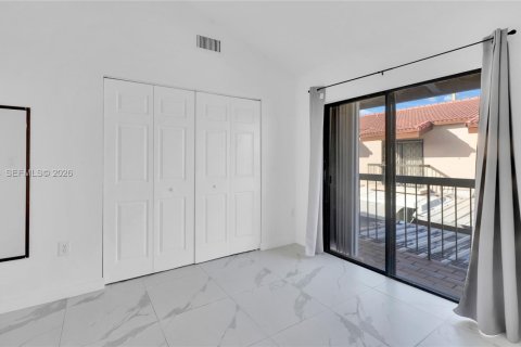 Снять в аренду таунхаус в Майами, Флорида 2 спальни, 76.92м2, № 1999152 - фото 17