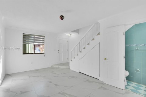 Снять в аренду таунхаус в Майами, Флорида 2 спальни, 76.92м2, № 1999152 - фото 7