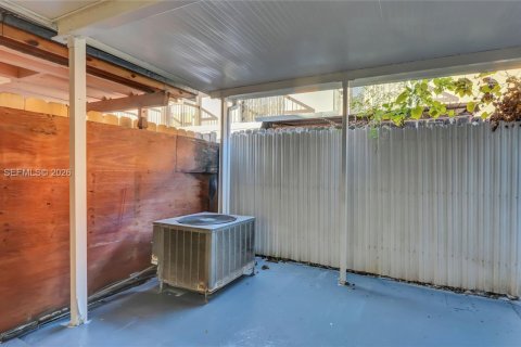 Снять в аренду таунхаус в Майами, Флорида 2 спальни, 76.92м2, № 1999152 - фото 14