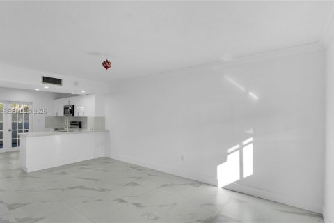 Снять в аренду таунхаус в Майами, Флорида 2 спальни, 76.92м2, № 1999152 - фото 9