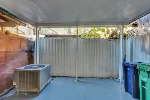 Снять в аренду таунхаус в Майами, Флорида 2 спальни, 76.92м2, № 1999152 - фото 12