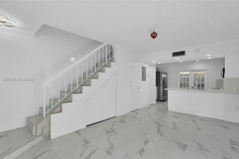 Снять в аренду таунхаус в Майами, Флорида 2 спальни, 76.92м2, № 1999152 - фото 10