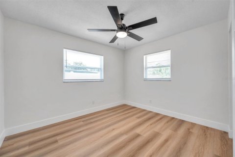 House in Saint Petersburg, Florida 3 bedrooms, 111.11 sq.m. № 1795154 - photo 30