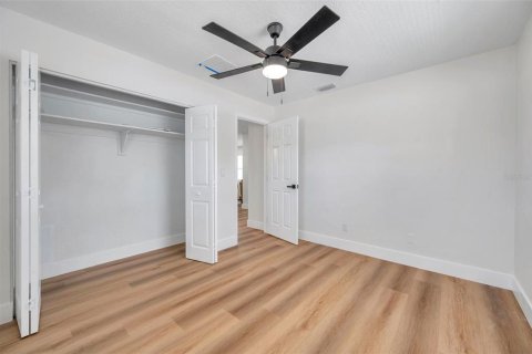 House in Saint Petersburg, Florida 3 bedrooms, 111.11 sq.m. № 1795154 - photo 3