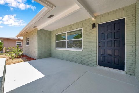 House in Saint Petersburg, Florida 3 bedrooms, 111.11 sq.m. № 1795154 - photo 5