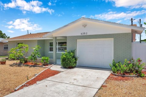 House in Saint Petersburg, Florida 3 bedrooms, 111.11 sq.m. № 1795154 - photo 4