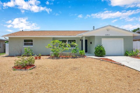 House in Saint Petersburg, Florida 3 bedrooms, 111.11 sq.m. № 1795154 - photo 1