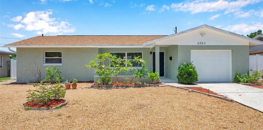 House in Saint Petersburg, Florida 3 bedrooms, 111.11 sq.m. № 1795154