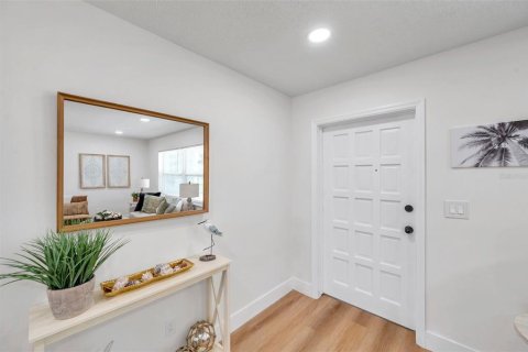 House in Saint Petersburg, Florida 3 bedrooms, 111.11 sq.m. № 1795154 - photo 7