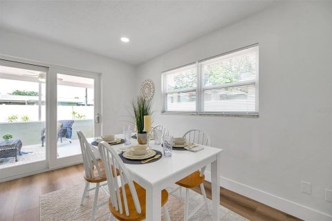 House in Saint Petersburg, Florida 3 bedrooms, 111.11 sq.m. № 1795154 - photo 21