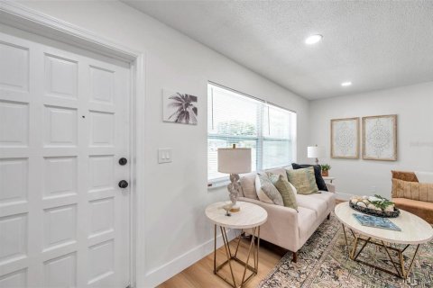 House in Saint Petersburg, Florida 3 bedrooms, 111.11 sq.m. № 1795154 - photo 8