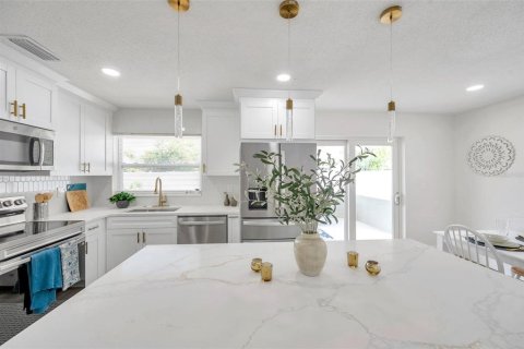 House in Saint Petersburg, Florida 3 bedrooms, 111.11 sq.m. № 1795154 - photo 13