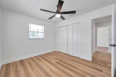 House in Saint Petersburg, Florida 3 bedrooms, 111.11 sq.m. № 1795154 - photo 2
