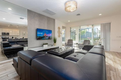 House in Kissimmee, Florida 5 bedrooms, 284.93 sq.m. № 2115041 - photo 6