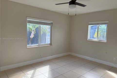 Снять в аренду квартиру в Форт-Лодердейл, Флорида 2 спальни, 70.61м2, № 1955189 - фото 4