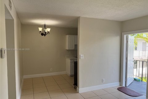 Снять в аренду квартиру в Форт-Лодердейл, Флорида 2 спальни, 70.61м2, № 1955189 - фото 5