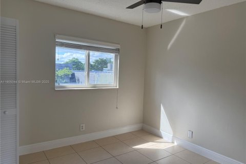 Снять в аренду квартиру в Форт-Лодердейл, Флорида 2 спальни, 70.61м2, № 1955189 - фото 3