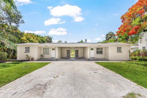 Immobilier commercial à Fort Myers, Floride 4 chambres, 124.49 m2 № 2111401