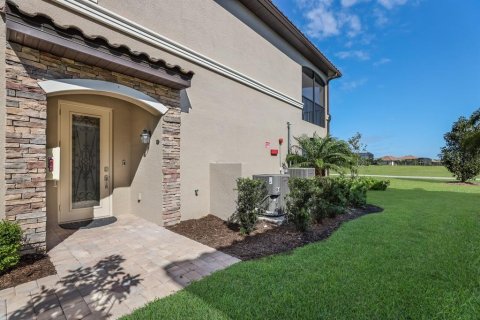 Condo in Bradenton, Florida, 3 bedrooms in LAKEWOOD NATIONAL  № 2136270 - photo 2