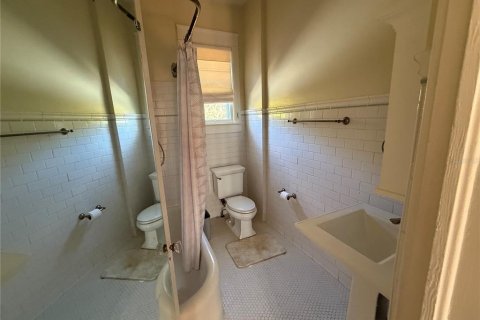 House in Gainesville, Florida 5 bedrooms, 224.82 sq.m. № 2130840 - photo 12