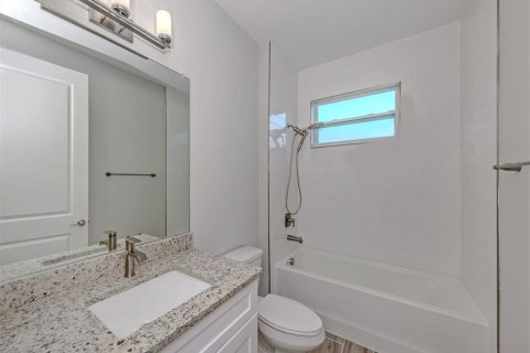 House in Port Charlotte, Florida 4 bedrooms, 207.17 sq.m. № 2123159 - photo 18