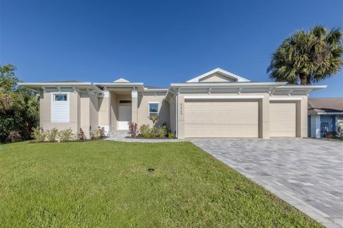 Casa en Port Charlotte, Florida 4 dormitorios, 207.17 m2 № 2123159