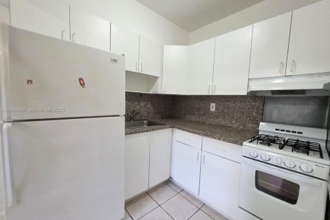 Condominio en alquiler en Hialeah, Florida, 1 dormitorio, 54.16 m2 № 1991228 - foto 6