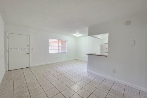 Condominio en alquiler en Hialeah, Florida, 1 dormitorio, 54.16 m2 № 1991228 - foto 9