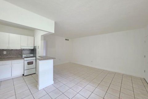 Condominio en alquiler en Hialeah, Florida, 1 dormitorio, 54.16 m2 № 1991228 - foto 7