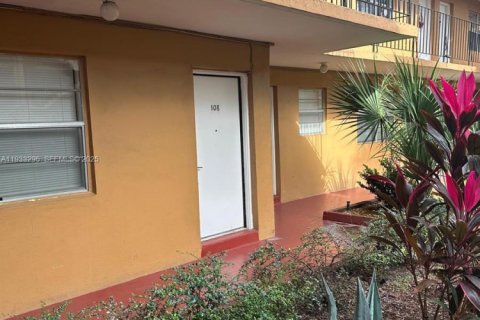 Condominio en alquiler en Hialeah, Florida, 1 dormitorio, 54.16 m2 № 1991228 - foto 5