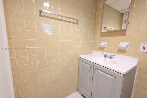 Condominio en alquiler en Hialeah, Florida, 1 dormitorio, 54.16 m2 № 1991228 - foto 15