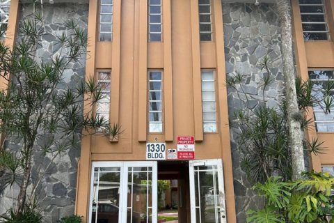 Condominio en Hialeah, Florida, 1 dormitorio  № 1991228