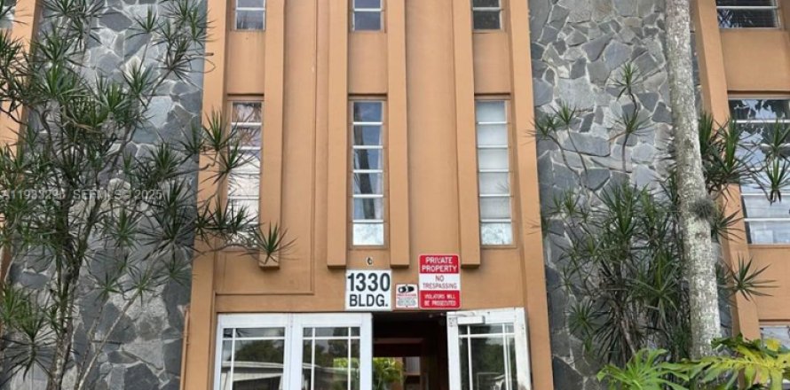 Condominio en Hialeah, Florida, 1 dormitorio  № 1991228