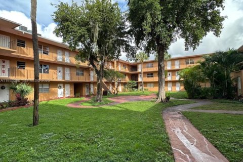 Condominio en alquiler en Hialeah, Florida, 1 dormitorio, 54.16 m2 № 1991228 - foto 2