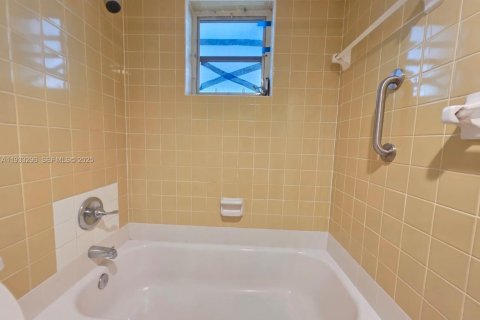 Condominio en alquiler en Hialeah, Florida, 1 dormitorio, 54.16 m2 № 1991228 - foto 14