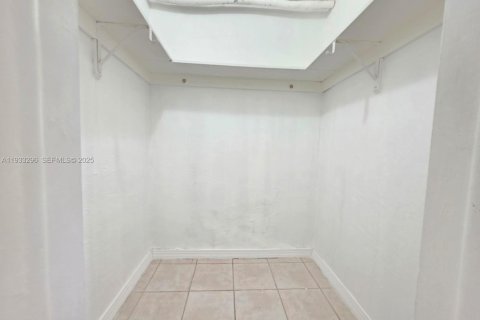 Condominio en alquiler en Hialeah, Florida, 1 dormitorio, 54.16 m2 № 1991228 - foto 12