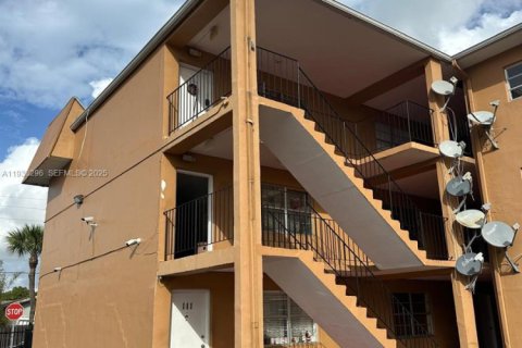 Condominio en alquiler en Hialeah, Florida, 1 dormitorio, 54.16 m2 № 1991228 - foto 3