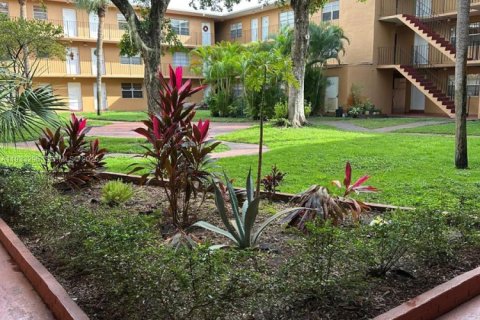 Condominio en alquiler en Hialeah, Florida, 1 dormitorio, 54.16 m2 № 1991228 - foto 4