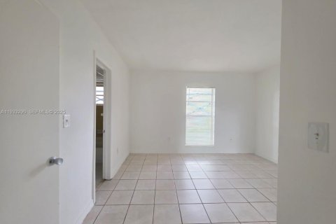 Condominio en alquiler en Hialeah, Florida, 1 dormitorio, 54.16 m2 № 1991228 - foto 10