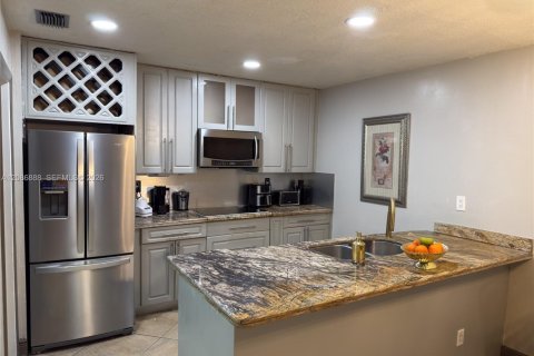 Apartment in Pembroke Pines, Florida 1 bedroom, 78.32 sq.m. № 2357618 - photo 1