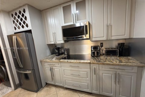 Apartment in Pembroke Pines, Florida 1 bedroom, 78.32 sq.m. № 2357618 - photo 3