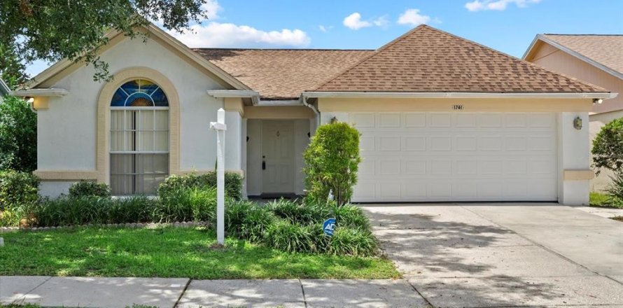 House in Brandon, Florida 3 bedrooms, 124.86 sq.m. № 1810644